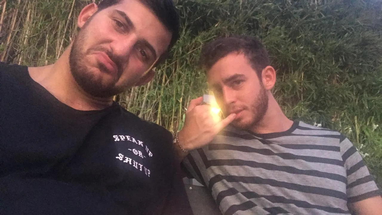 Francisco y Andrés al atardecer, con cañas de bambú de fondo